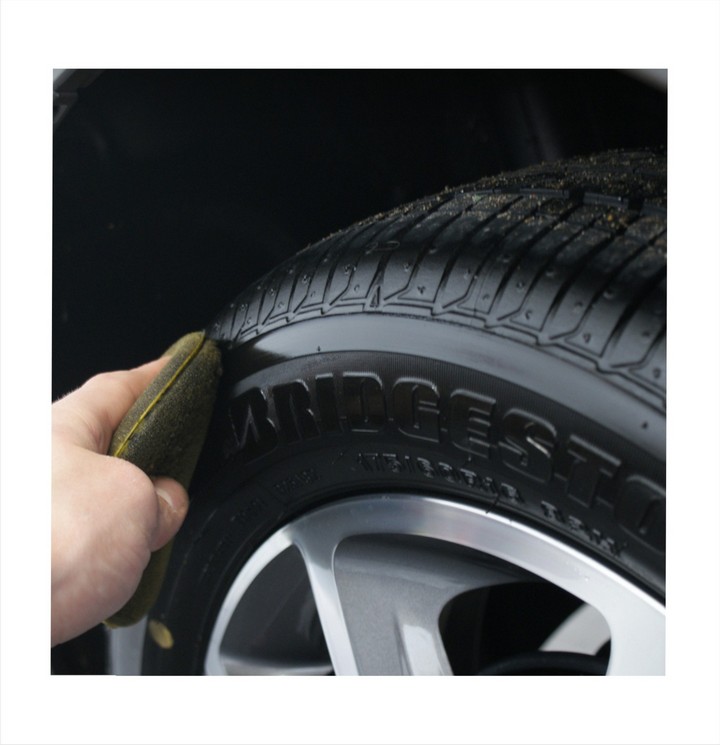 Rubber tyre. Tyre puncture. bruei kjcer tyre 3513. tyre oplas.